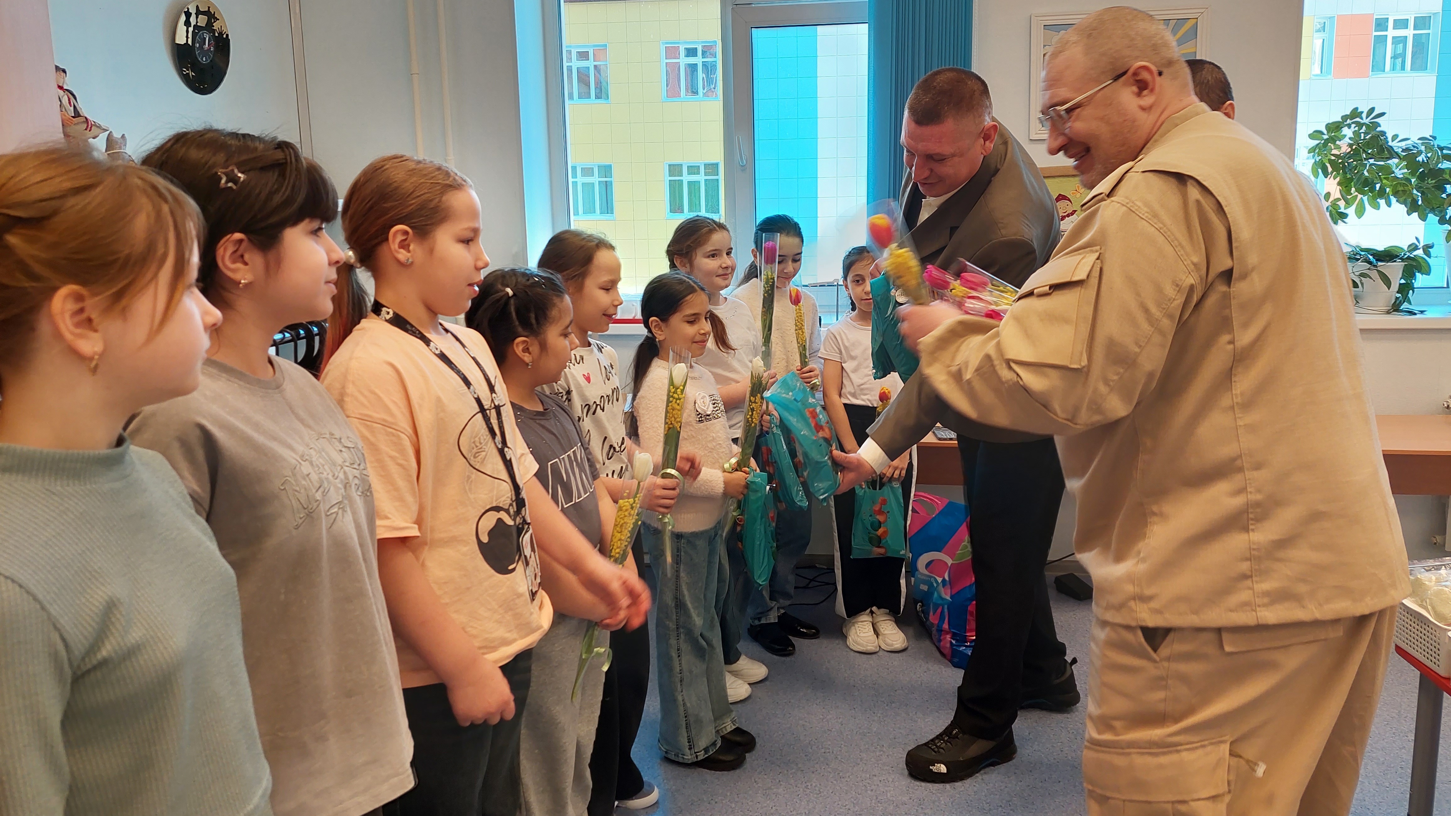 «Девчонки, вы не просто помогаете нам, военным, - вы помогаете своей Родине»